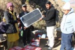 खप्तडछान्ना गाउँपालिकाद्धारा बामिलि टोलमा सोलार सेट वितरण